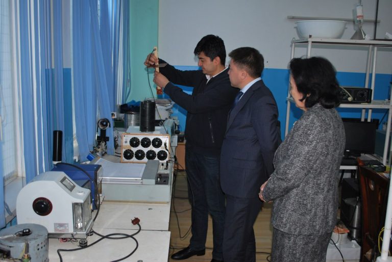 Yoqub Ergashov, vice-rector for scientific affairs and innovations of NUU visited the Research Institute of Semiconductor Physics and Microelectronics.