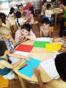 Yosh bolalarning rivojlanishini yaxshilash: bolalar bog’chasida bir oylik psixologik kurs