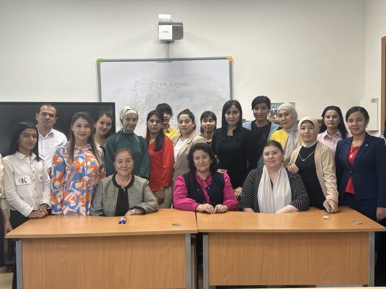 The professor of the Kazakh National University is giving a lecture to the masters of NUU