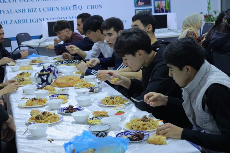 A holiday table was set up in the student residence, dinner was served, and each student started the campaign to give up plastic by taking food into their own dishes