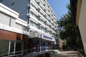 O‘zbekiston Milliy universitetida energiya tejamkor infratuzilma sari navbatdagi qadam — Iqtisodiyot fakulteti Faollar zali yangilandi